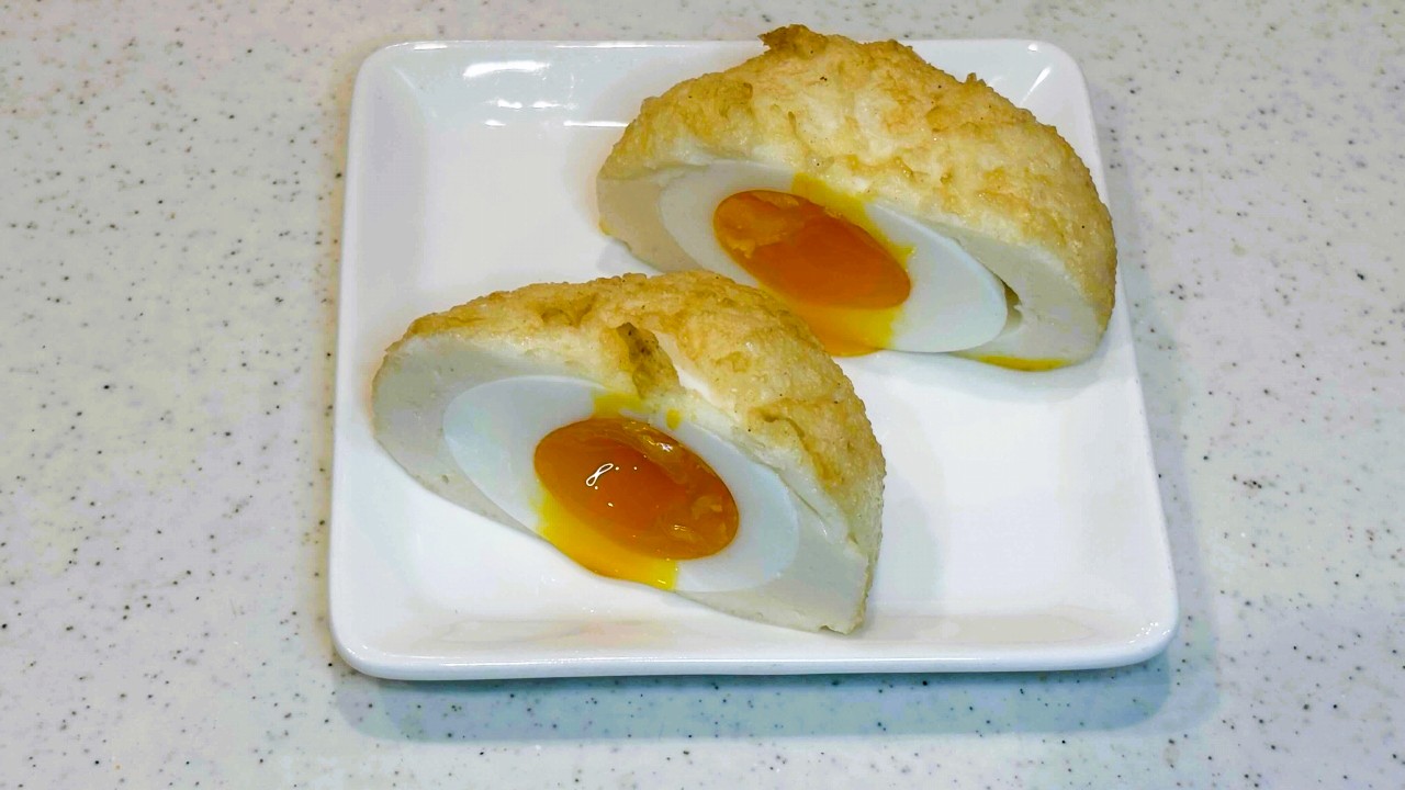 竹徳かまぼこの煮卵しんじょうを切った時の状態。