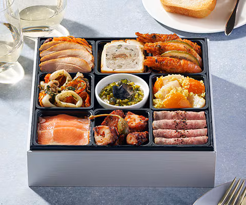 2025年発売のOisixおせち「DEAN＆DELUCA」。