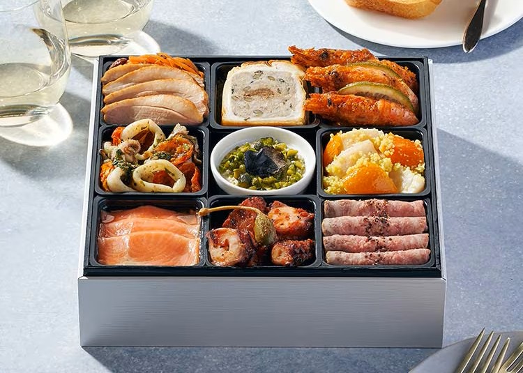 2025年発売のOisixおせち「DEAN＆DELUCA」。