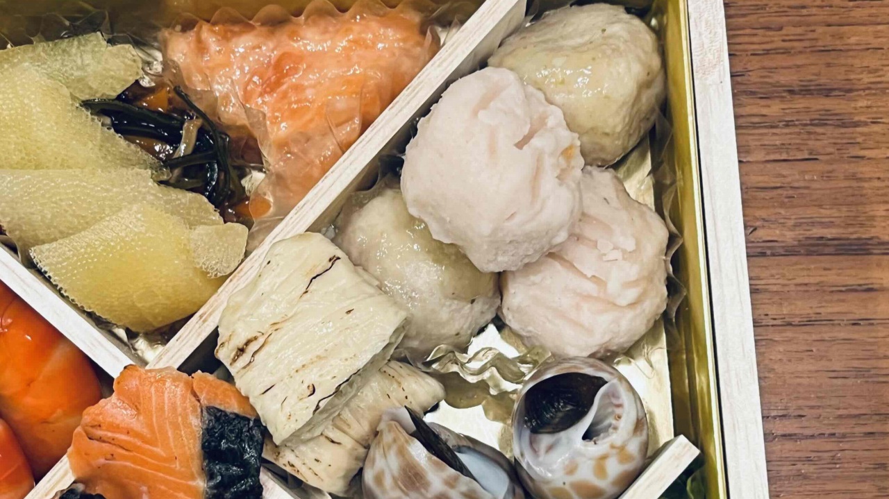 ジャパネットの味付け鶏団子、焼き湯葉巻、バイ貝旨煮。