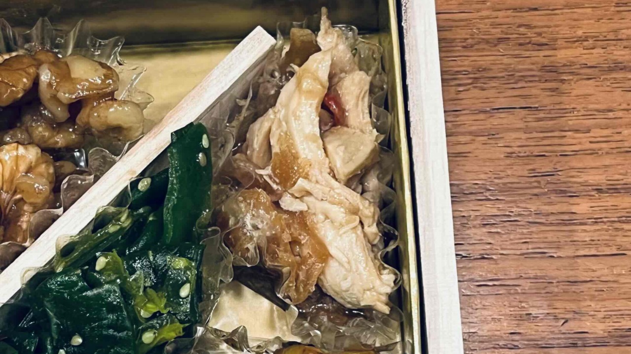 ジャパネットおせちの蒸し鶏中華くらげ。