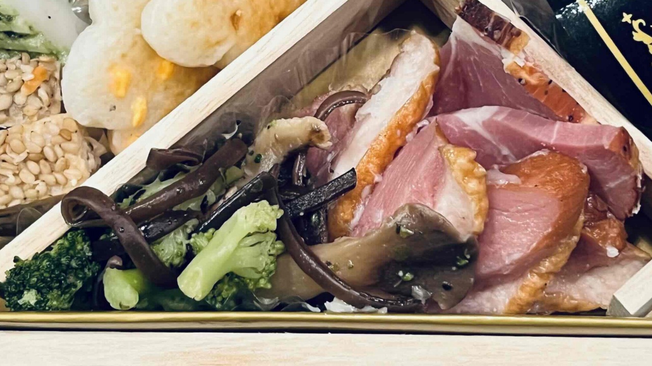 ジャパネットおせちの合鴨スモーク、ローストポーク、キノコとブロッコリーのバジルマリネ。