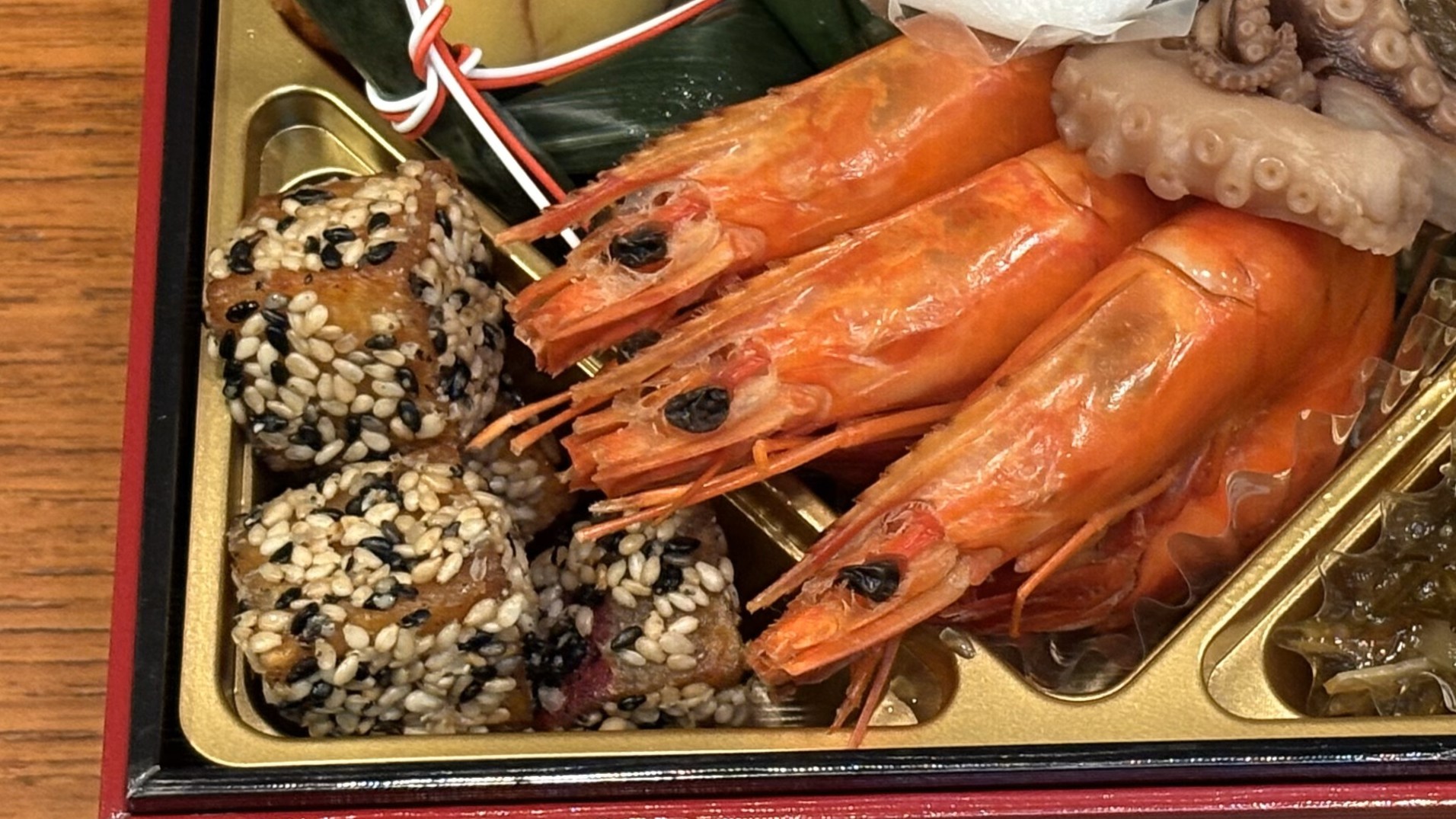 ベルーナおせち結の海老の旨煮と紅はるか胡麻まぶし。