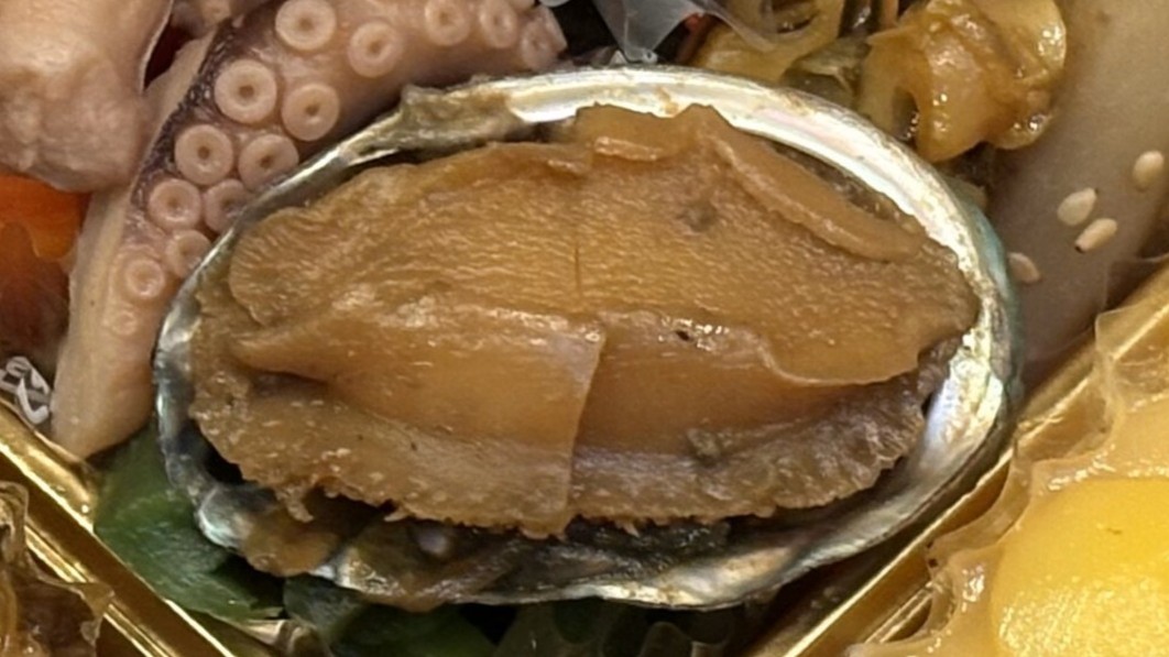 ベルーナおせち結の蝦夷アワビ。