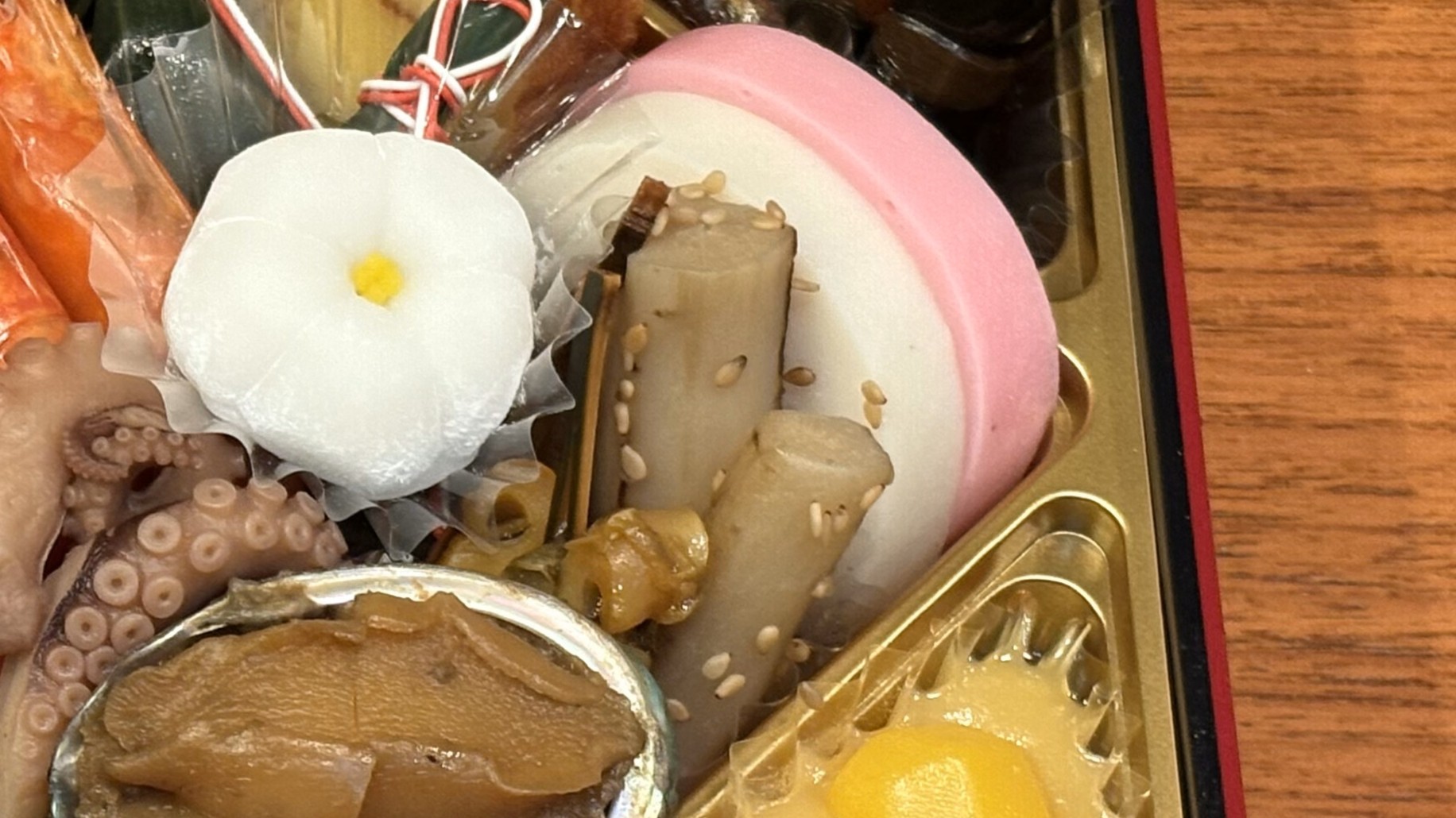 ベルーナおせち結のたたきごぼうと紅白かまぼこ。