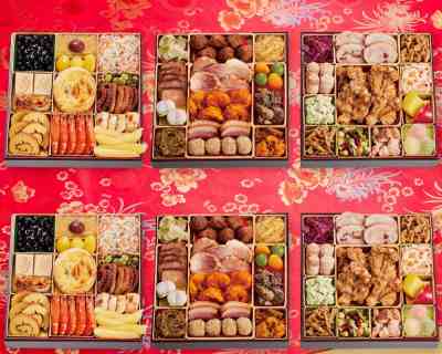 2025年発売の板前魂おせち「和洋中の六段重」。