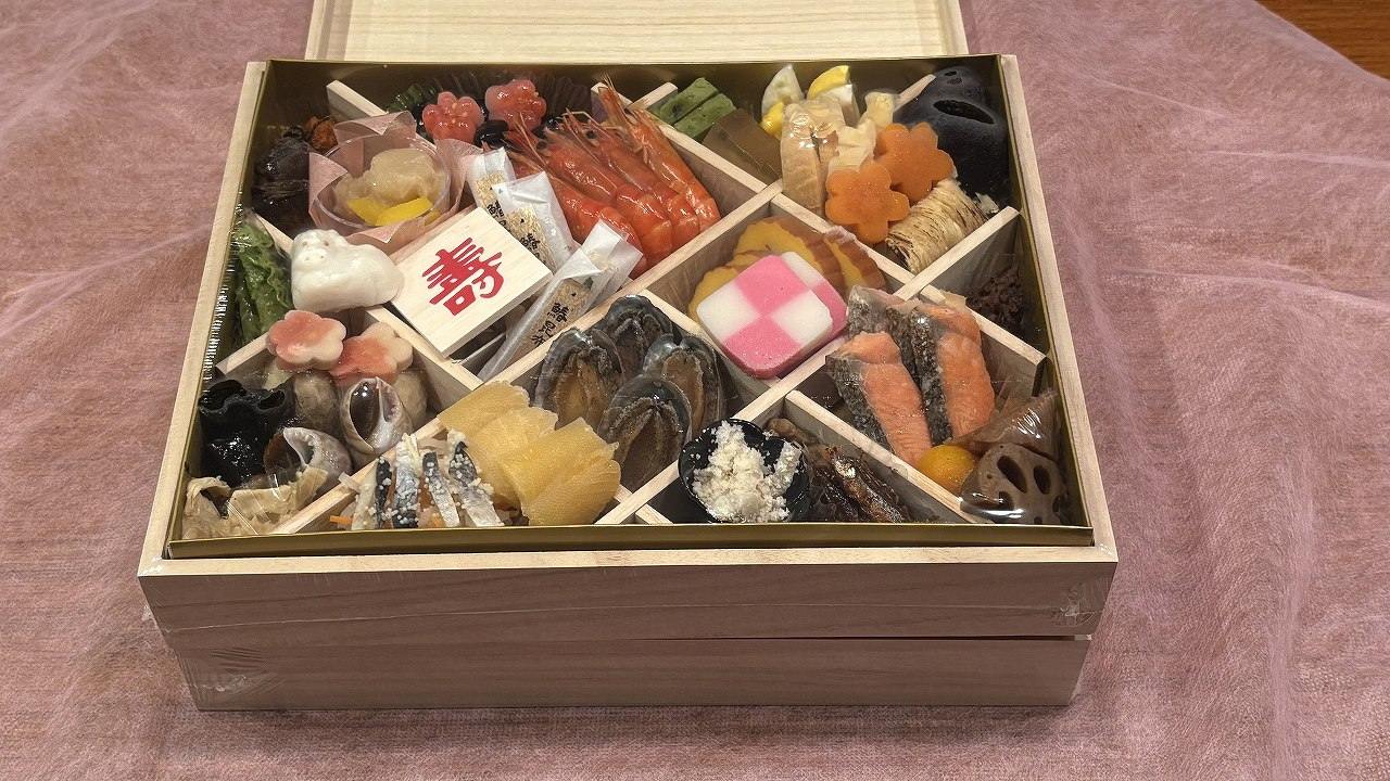 ジャパネットおせちを風呂敷から出した直後の状態。
