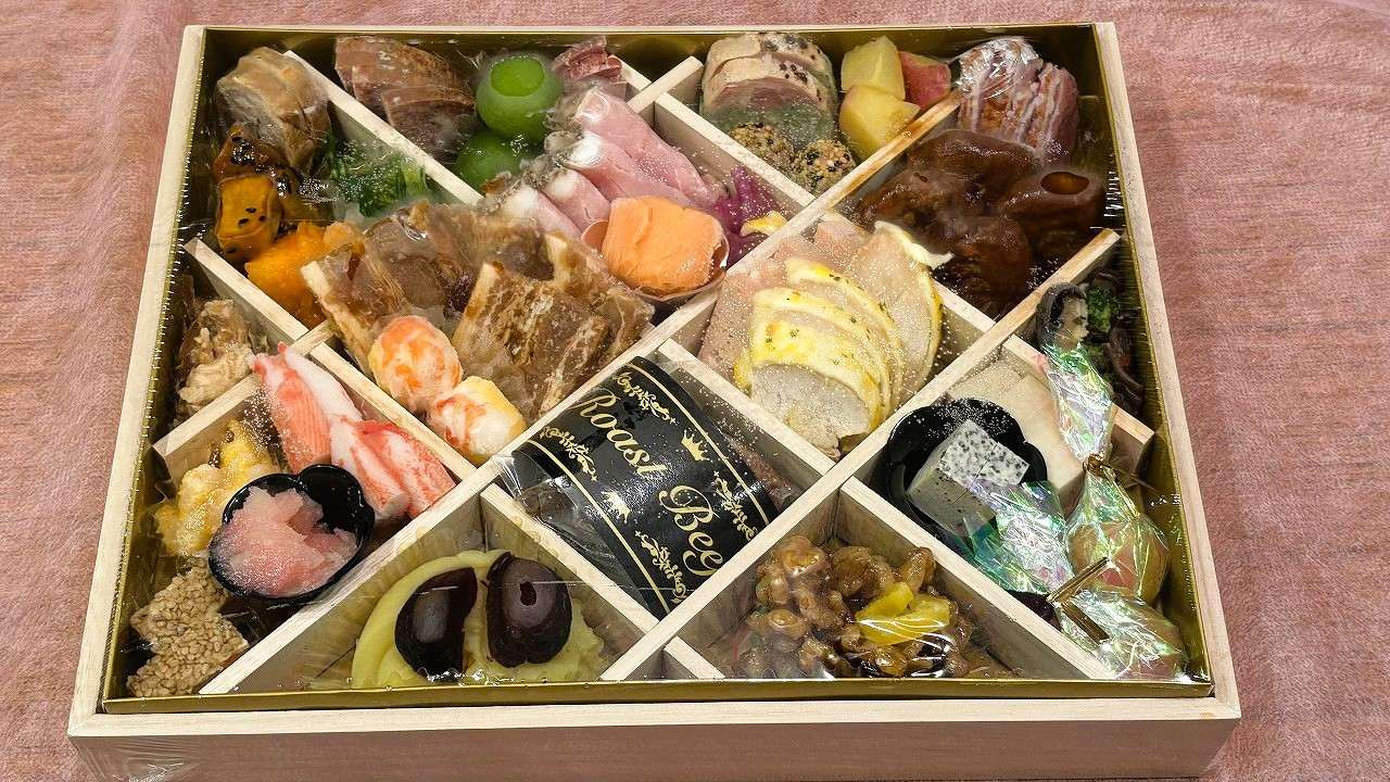 ジャパネットおせちの解凍前のラップに包まれた状態。