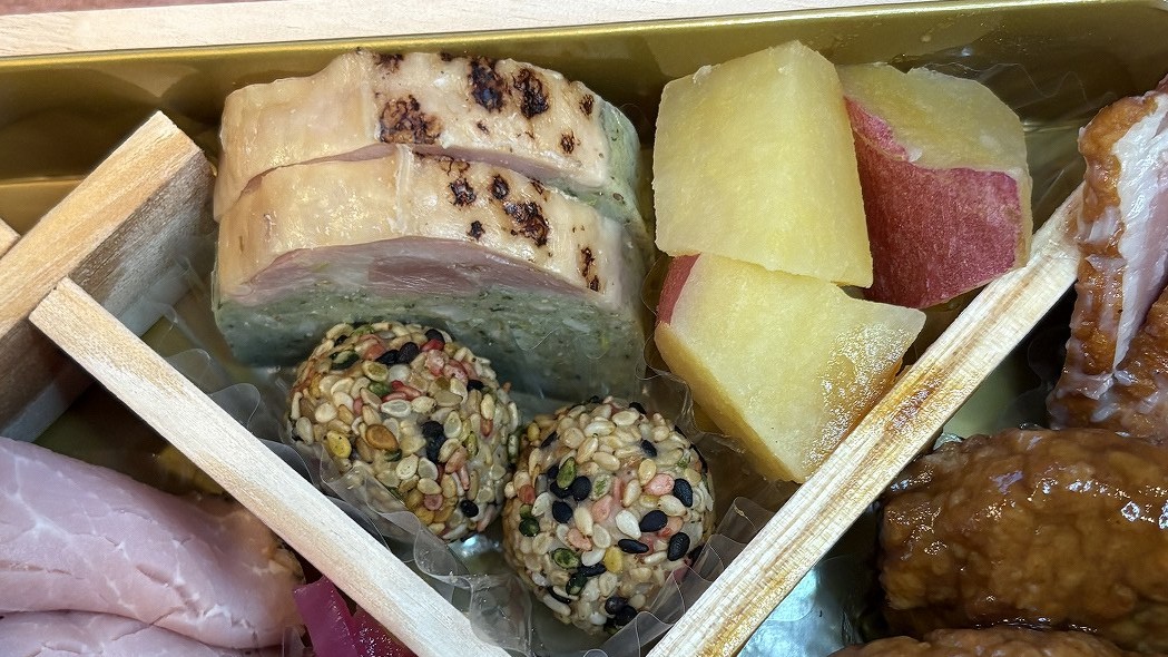 ジャパネットのほうれん草と若鶏のテリーヌ、金時（きんとき）芋。