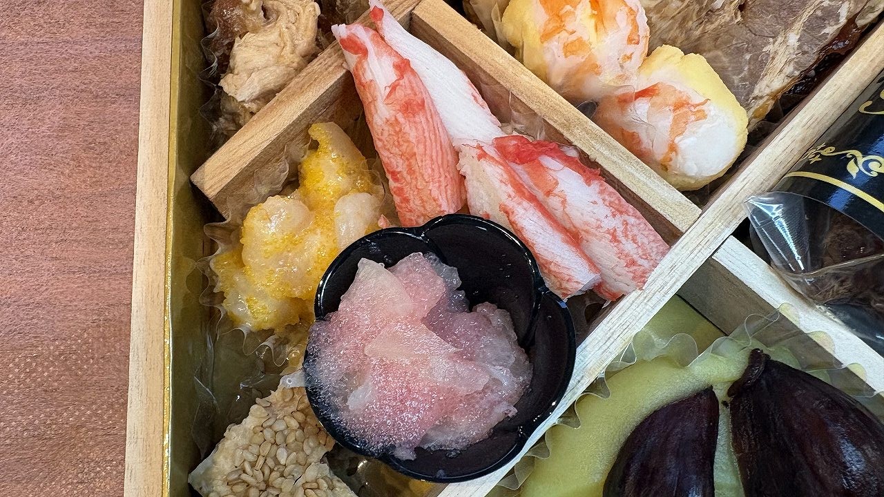 ジャパネットのかに風味かまぼこと、大根とイカの卵の紅白和え