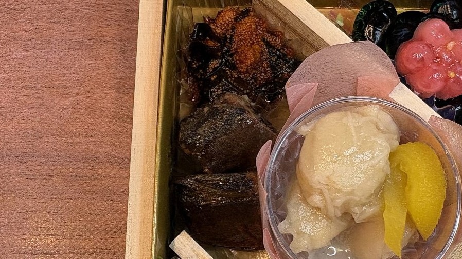 ジャパネットおせちの一口鮎甘露煮、真鱈子磯和え。