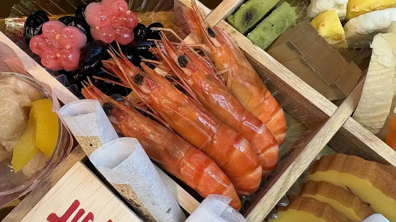 2026年版のジャパネットおせちの海老の旨煮。
