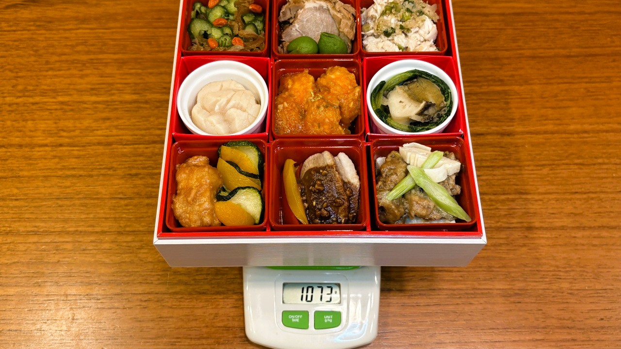 オイシックスおせち慶華の量が分かるように重量測定。