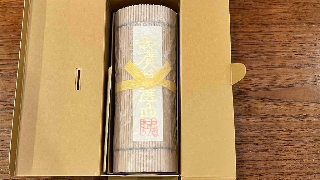 鈴廣の伊達巻「古黄」の箱を開けた瞬間の画像。