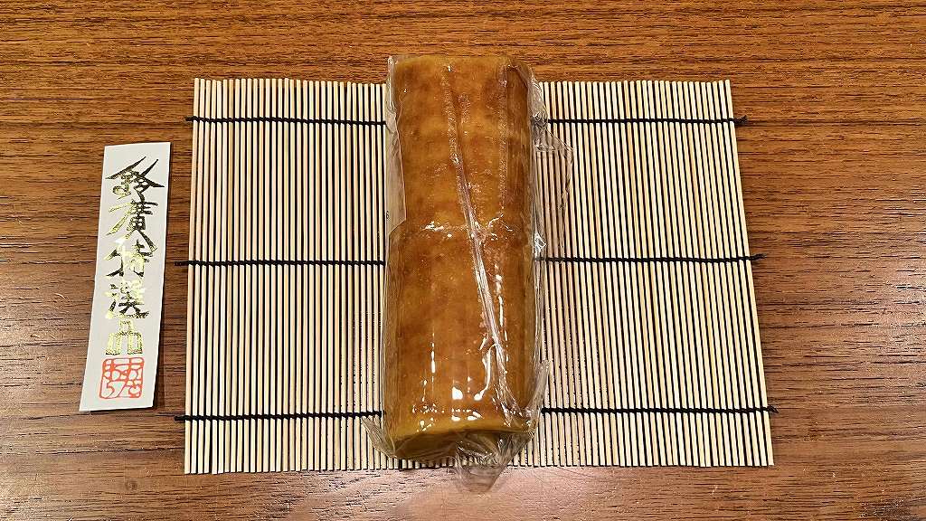 鈴廣の伊達巻「古黄」は本物のすだれを使用していて高級感を感じられる。