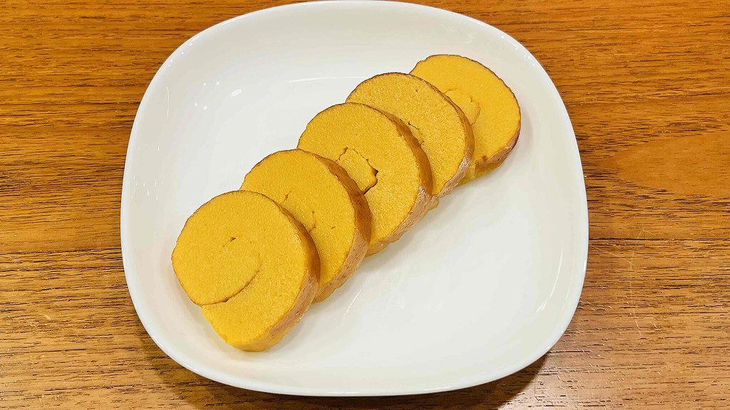 鈴廣の伊達巻「古黄」を切ってお皿に並べた画像。
