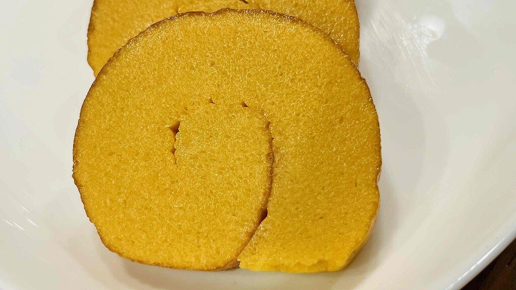 鈴廣の伊達巻「古黄」は断面からもしっとり感を感じられます。