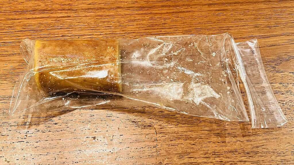鈴廣の伊達巻「古黄」は袋にも伊達巻の蜜がでているほどしっとり感へのこだわりを感じられます。