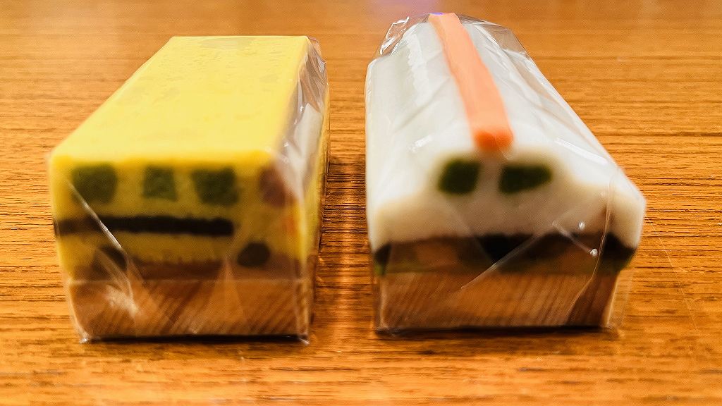 ラップに包まれたトミカ蒲鉾の画像。