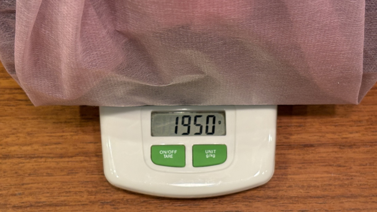 重量は重箱含めて1950g。